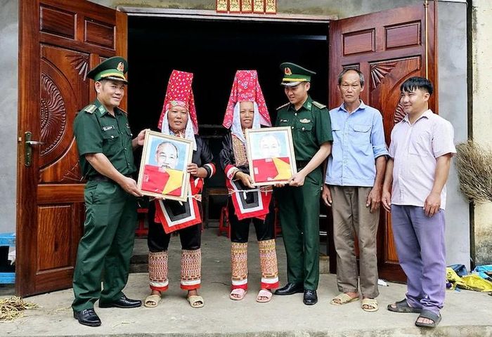 Bộ đội Biên phòng Quảng Ninh tặng ảnh Bác Hồ và cờ cho người dân xã Hoành Mô, huyện Bình Liêu, Quảng Ninh.