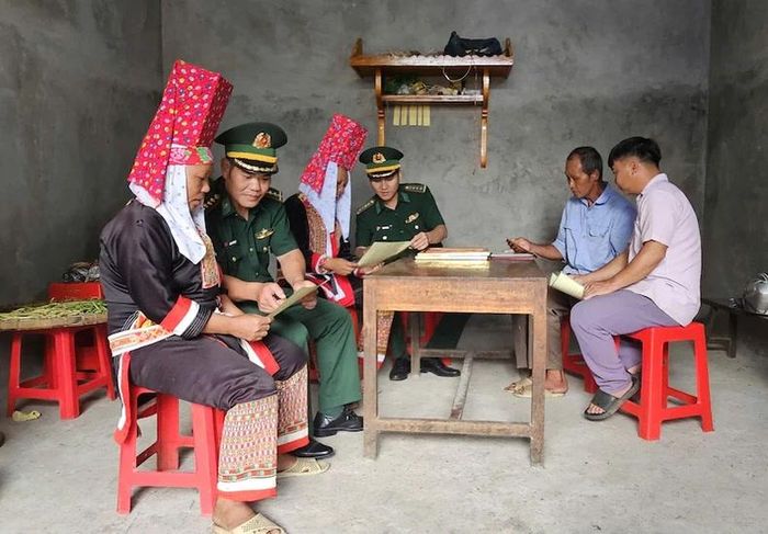 Bộ đội Biên phòng Quảng Ninh thường xuyên phối hợp với các cấp ủy Đảng, chính quyền nơi đóng quân tuyên truyền, phổ biến pháp luật cho người dân.