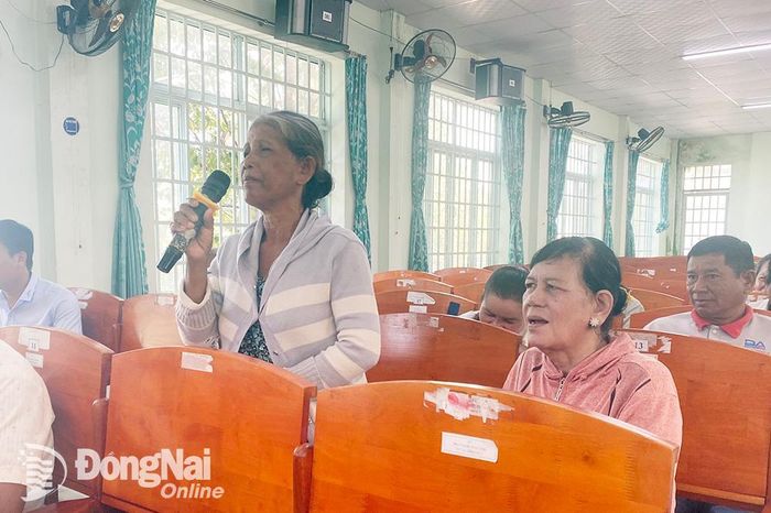 Cử tri huyện Định Quán kiến nghị tại buổi tiếp xúc cử tri. Ảnh: Đan Nhi