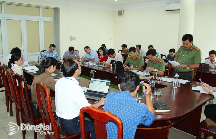 Đoàn công tác làm việc tại huyện Vĩnh Cửu. Ảnh: Q.Huy