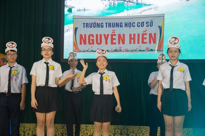 Học sinh Trường THCS Nguyễn Hiền (TP. Nha Trang) tham gia cuộc thi xây dựng trường học không khói thuốc năm 2024.