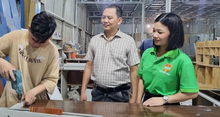 Chị Thủy, Chủ tịch Hội Nông dân xã Phú Mậu thăm xưởng sản xuất của anh Phồn