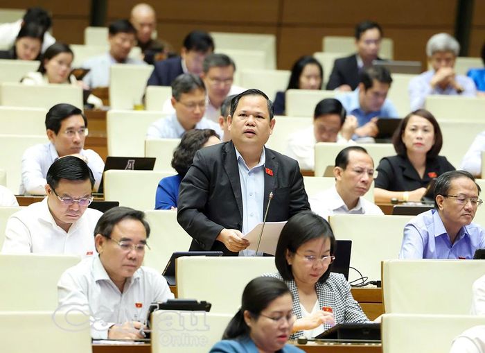 Đại biểu Nguyễn Duy Thanh, Đoàn Đại biểu Quốc hội tỉnh Cà Mau đóng góp ý kiến trong phiên thảo luận tại hội trường, chiều 7/11.