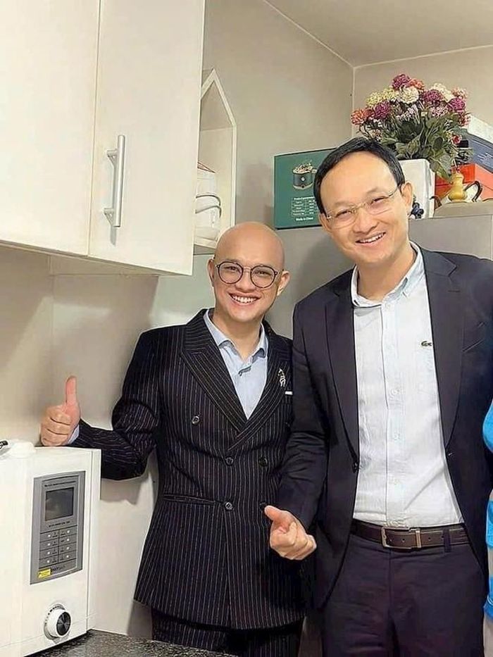 Bác sĩ nổi tiếng Trần Quốc Khánh (bên phải) trang bị máy ion kiềm Biontech để gia đình sử dụng chăm sóc sức khỏe
