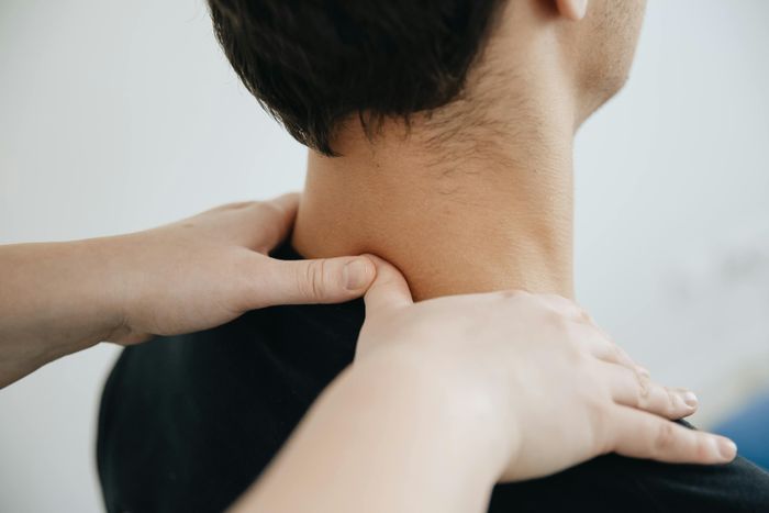  Người trẻ bị đau cổ vai gáy ngày càng nhiều. Ảnh: Pexels. 
