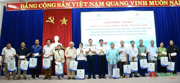  Đại tá Trần Hồng Quế, Phó chính ủy Vùng Cảnh sát biển 2 và đồng chí Trần Thắng Lợi, Trưởng Ban Dân vận Thành ủy Đà Nẵng tặng quà gia đình chính sách, ngư dân có hoàn cảnh khó khăn. 