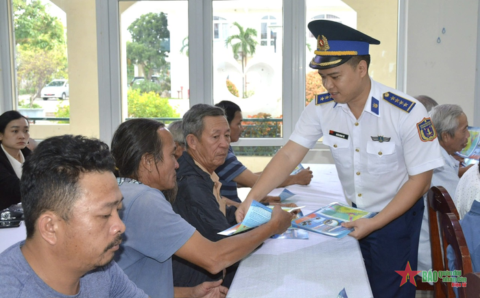 Tuyên truyền, phát tờ rơi cho ngư dân về việc chống khai thác hải sản bất hợp pháp, không báo cáo, không theo quy định (IUU). 