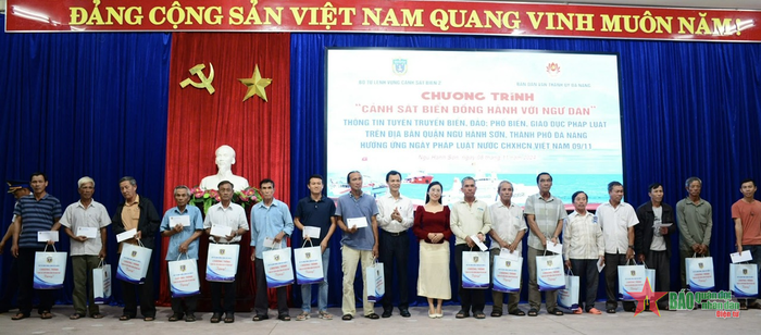  Đồng chí Lê Văn Minh, Phó trưởng Ban Dân vận Thành ủy Đà Nẵng và đại diện doanh nghiệp tặng quà các hộ gia đình.