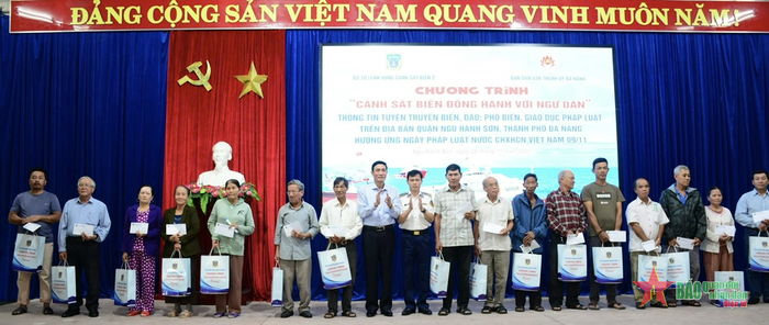  Đại tá Kiều Khánh Dũng, Chủ nhiệm Chính trị Bộ tư lệnh Vùng Cảnh sát biển 2 và đồng chí Phùng Văn Cưng, Phó bí thư Thường trực Quận ủy Ngũ Hành Sơn tặng quà gia đình chính sách, ngư dân có hoàn cảnh khó khăn. 