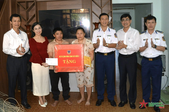 Thăm và tặng quà gia đình ngư dân Mai Thanh Tiến, phường Hòa Hải, quận Ngũ Hành Sơn, TP Đà Nẵng. 