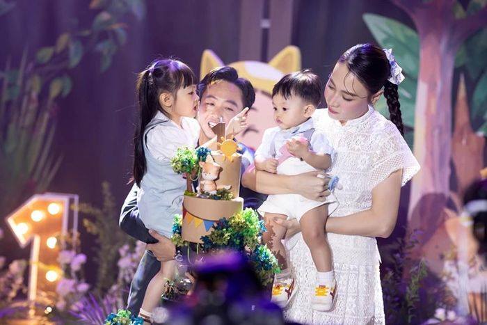 Trước khi gặp Cường Đô la, Đàm Thu Trang không còn hoạt động nghệ thuật. Sau khi lấy chồng, cô tiếp tục vắng bóng showbiz. Ảnh: FB Đàm Thu Trang.