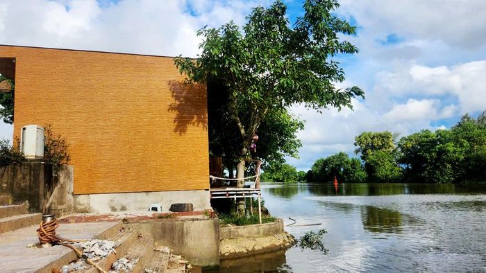 Hệ thống nhà hàng lấn chiếm đê Cầu Phủ. Ảnh: T.L