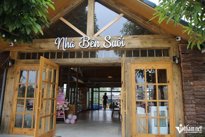 Quán cà phê "Nhà bên suối" trái phép, lấn chiếm đê điều. Ảnh: T.L