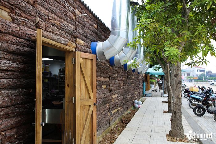 Hệ thống nhà hàng dựng lên trái quy định. Ảnh: T.L