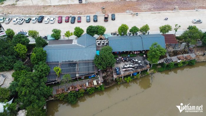 Quán cà phê "mọc" trái phép, lấn chiếm đê Cầu Phủ. Ảnh: T.L
