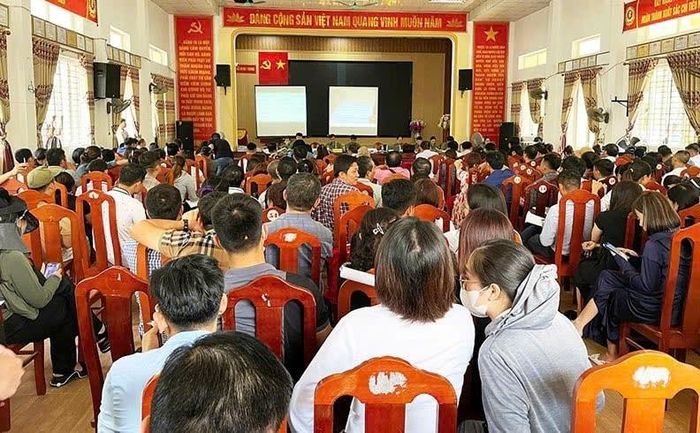 Quang cảnh một buổi đấu giá đất ở Nghệ An mới diễn ra. Ảnh tư liệu