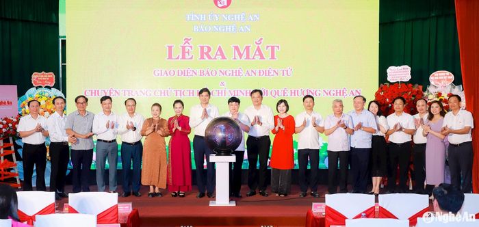 Các đồng chí lãnh đạo Hội đồng Lý luận, phê bình văn học, nghệ thuật Trung ương; Hội Nhà báo Việt Nam, Tỉnh ủy, HĐND, Ủy ban MTTQ Việt Nam tỉnh Nghệ An và các ban, sở, ngành chúc mừng Báo Nghệ An ra mắt giao diện mới Báo Nghệ An điện tử và Chuyên trang báo chí dữ liệu Chủ tịch Hồ Chí Minh với quê hương Nghệ An. Ảnh tư liệu: Thành Duy