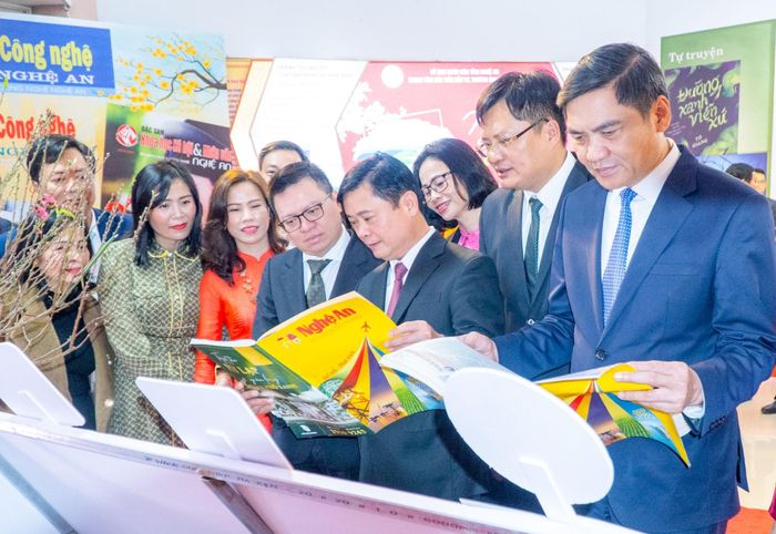 Các đồng chí lãnh đạo Trung ương và tỉnh Nghệ An thăm gian hàng Báo Nghệ An tại Hội báo Xuân 2023. Ảnh tư liệu: Đức Anh