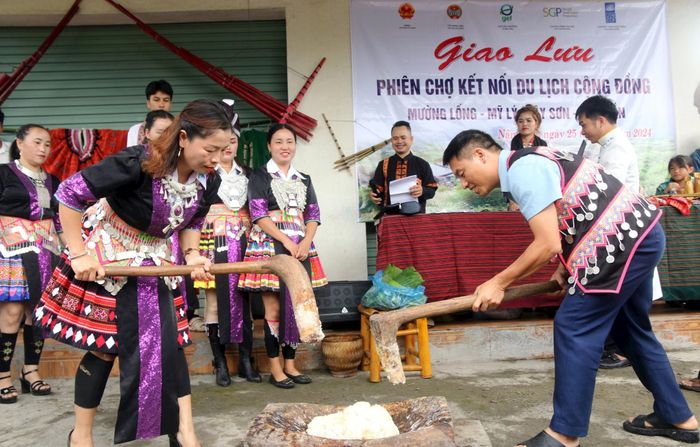Trải nghiệm làm bánh Mông, một đặc sản của đồng bào người Mông huyện Kỳ Sơn tại chợ biên Nậm Cắn. Ảnh: Đào Thọ