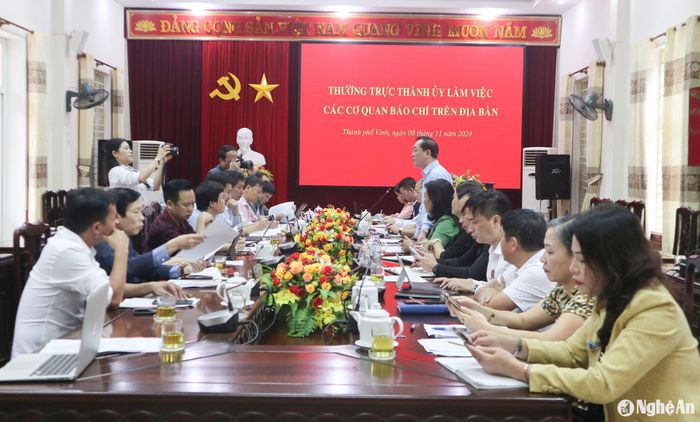 Thường trực Thành ủy Vinh làm việc với các cơ quan báo chí trên địa bàn. Ảnh: T.P