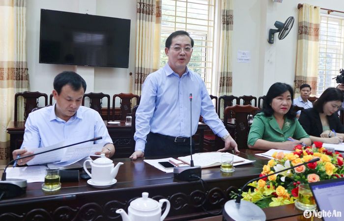 Đồng chí Nguyễn Văn Lư - Phó Bí thư Thường trực Thành ủy Vinh chủ trì buổi làm việc. Ảnh: T.P