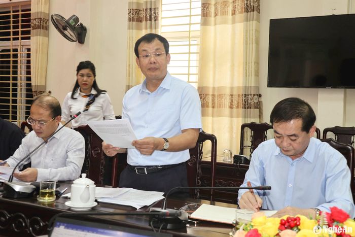 Đồng chí Phan Minh Tuấn - Trưởng ban Tuyên giáo Thành ủy Vinh thông tin khái quát hiện trạng thành phố Vinh sau khi mở rộng, sáp nhập. Ảnh: T.P