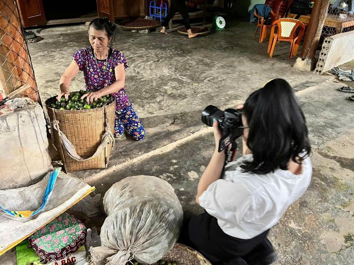 Phóng viên Thanh Nga tác nghiệp tại vườn macca, trong chuyến công tác 5 huyện, 10 xã thực hiện chuyên đề "Tạo mô hình sinh kế giảm nghèo bền vững". Ảnh: Khánh Ly