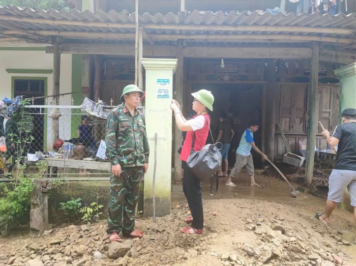 Nhà báo Hoài Thu tác nghiệp tại xã Lượng Minh (Tương Dương). Ảnh: P.V