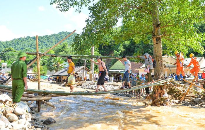 Phóng viên Hoài Thu (thứ 3 từ trái sang) tác nghiệp tại xã tâm lũ Kỳ Sơn năm 2022. Ảnh: Thành Cường