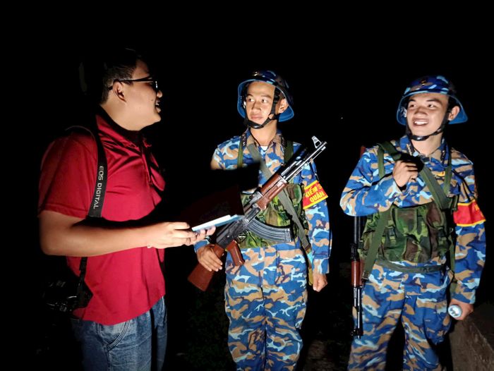 Phóng viên Quang An trong chuyến tác nghiệp tại đảo Song Tử Tây.