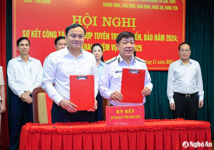 Lãnh đạo Hải quân Vùng 1 ký kết phối hợp tuyên truyền với Ban Tuyên giáo các tỉnh. Ảnh: Thành Cường