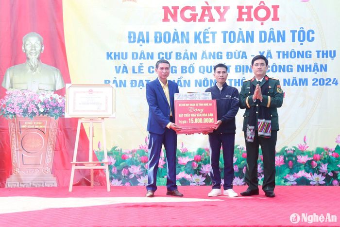 Đồng chí Phan Đại Nghĩa trao tặng cơ sở vật chất nhà văn hóa cho bản Ăng Đừa. Ảnh: Trọng Kiên