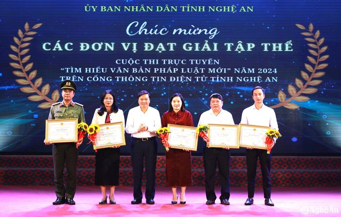 Đồng chí Lê Hồng Vinh trao Bằng khen của UBND tỉnh cho các tập thể đạt giải. Ảnh: Đ.C