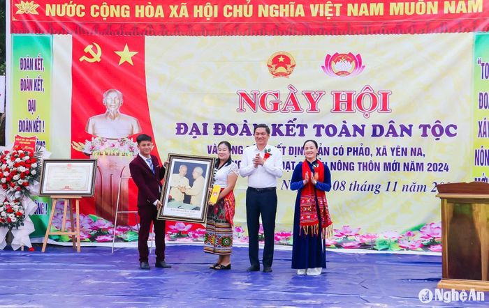Đồng chí Hoàng Nghĩa Hiếu trao quà cho cán bộ, nhân dân bản Có Phảo. Ảnh: TL