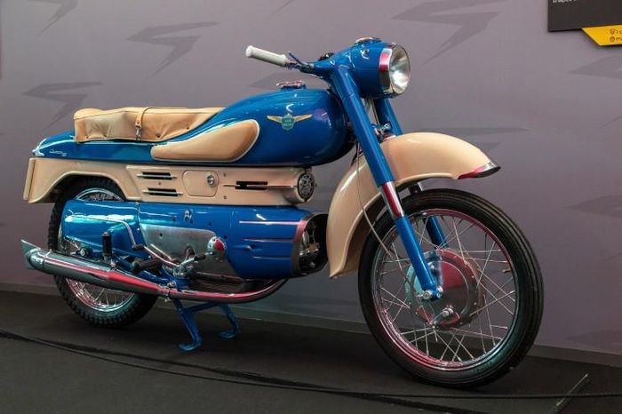 Cùng ngắm thêm hình ảnh về các mẫu mô tô cổ mang vẻ đẹp “chim sa cá lặn” tại EICMA 2024: