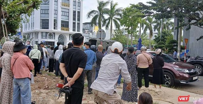 Phía bên ngoài, rất đông người theo dõi việc khám xét của cơ quan công an 