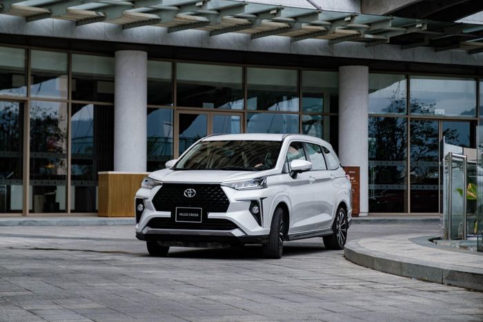 Giá lăn bánh Toyota Veloz Cross tại Hà Nội chỉ từ 665 triệu đồng.