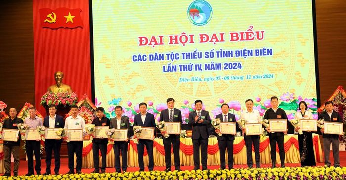 Đồng chí Lê Thành Đô, Phó Bí thư Tỉnh ủy, Chủ tịch UBND tỉnh tặng Bằng khen của UBND tỉnh cho các tập thể xuất sắc.