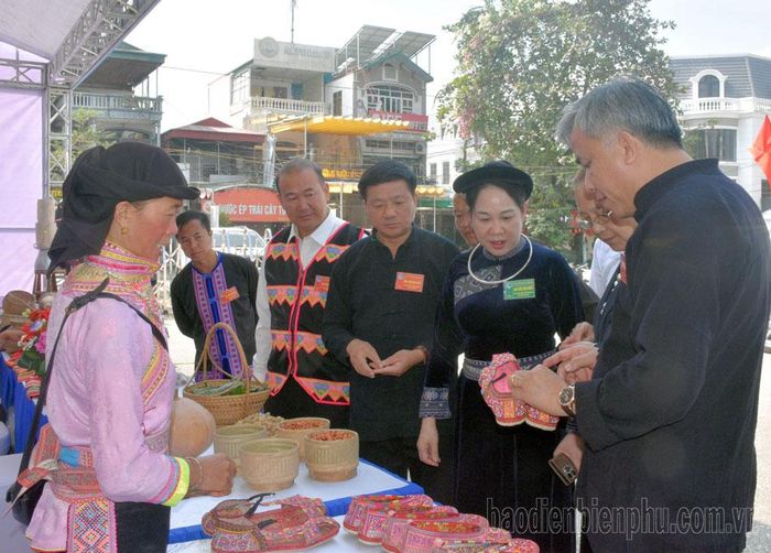 Các đại biểu tham quan các gian hàng giới thiệu sản phẩm nông nghiệp tiêu biểu, sản phẩm làng nghề truyền thống.