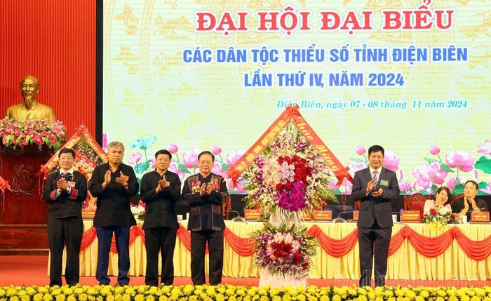 Đồng chí Lê Thành Đô, Phó Bí thư Tỉnh ủy, Chủ tịch UBND tỉnh tặng hoa chúc mừng Đại hội.