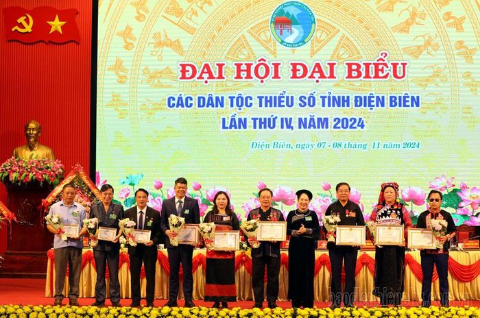Đồng chí Nông Thị Hà, Thứ trưởng - Phó Chủ nhiệm Ủy ban Dân tộc tặng Bằng khen của Bộ trưởng, Chủ nhiệm Ủy ban Dân tộc và Kỷ niệm chương “Vì sự nghiệp phát triển các dân tộc” cho các cá nhân.