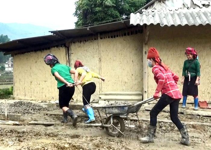 Cán bộ, đảng viên xã Quài Nưa tham gia góp sức làm đường giao thông.