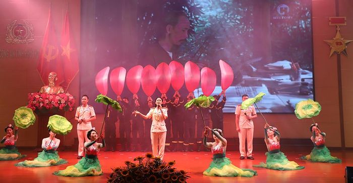 Hội thi tuyên truyền, giới thiệu sách năm 2024 của Công an tỉnh với Chủ đề “Cán bộ, chiến sĩ Công an tỉnh Phú Thọ khắc ghi 6 điều Bác dạy”.