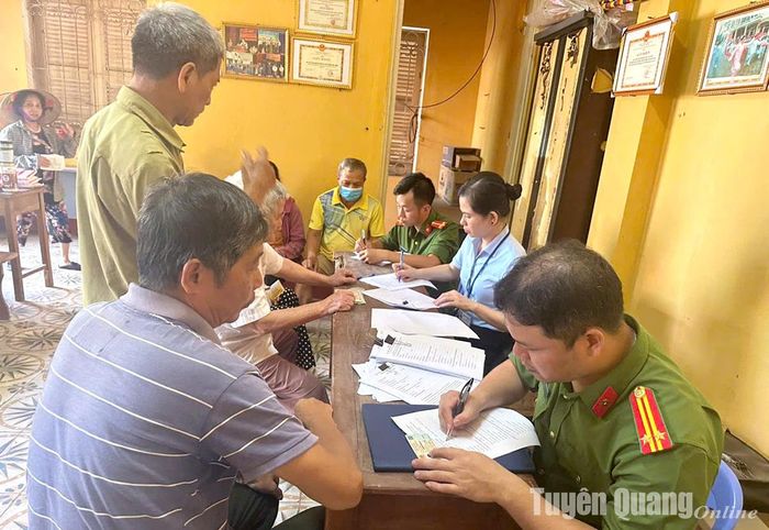 Bảo hiểm xã hội tỉnh phối hợp với Công an tỉnh tuyên truyền, vận động, hướng dẫn người dân đăng ký nhận lương qua tài khoản cá nhân ATM.