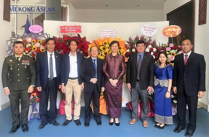 Lãnh đạo Hội VASEAN chụp hình lưu niệm cùng Đại sứ Chea Kimtha và cán bộ Đại sứ quán Campuchia tại Việt Nam. Ảnh: Thu Thảo/Mekong ASEAN.