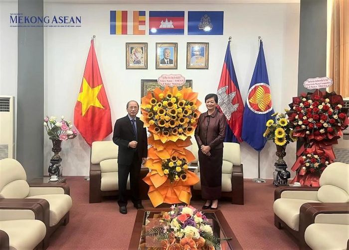 Hội VASEAN tặng hoa Đại sứ quán Campuchia tại Việt Nam nhân dịp Quốc khánh Vương quốc Campuchia. Ảnh: Thu Thảo/Mekong ASEAN.