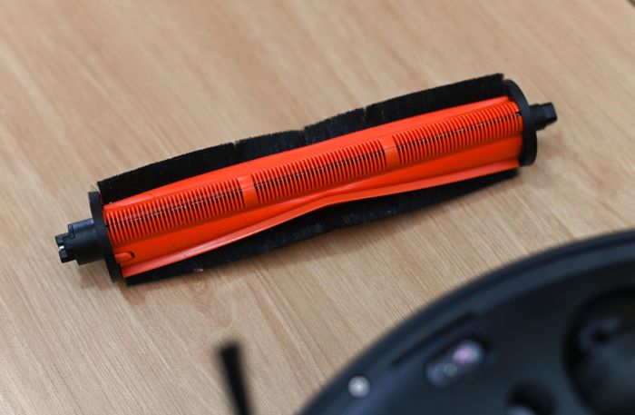 Xiaomi X20 Max là sản phẩm hiếm hoi ở phân khúc này có chổi quét chính chống rối tóc. Trang bị này thường được nhà sản xuất khác bán riêng với giá trên 1 triệu đồng hoặc gắn sẵn trên sản phẩm đắt tiền hơn. Ngoài ra, nhà sản xuất cũng tặng kèm cả chổi thường để người dùng thay thế, với các gia đình không có người để tóc dài hoặc nuôi thú cưng.