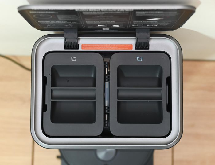 Thiếu sót của X20 Max nằm ở việc không hỗ trợ tự pha dung dịch lau sàn. Người dùng phải tự làm mỗi khi thay bình nước sạch. Tuy nhiên đây cũng không phải vấn đề lớn khi việc này không bắt buộc phải làm thường xuyên.