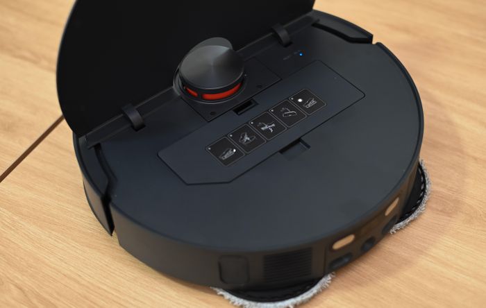 X20 Max sử dụng hệ thống radar laser cùng camera 3D để quét và nhận diện. Đây là giải pháp được hầu hết nhà sản xuất khai thác trên các dòng robot hút bụi cao cấp. So với thiết bị từ Roborock hay Ecovacs cùng tầm giá, model của Xiaomi né tránh tốt các vật thể nhỏ như tất, khăn lau, dây cáp sạc. Do vậy, tôi cũng ít khi phải "giải cứu" robot khi nó làm việc. Tuy nhiên, robot lại ít tiếp cận được các vùng hẹp, khiến phần diện tích làm sạch không được phủ hoàn toàn.