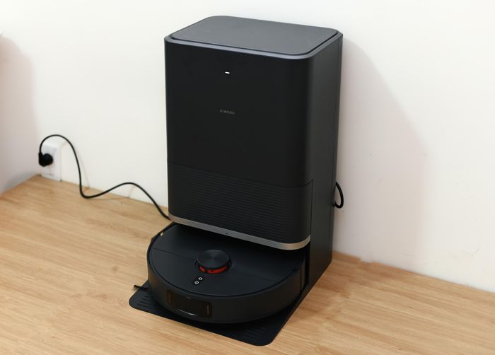 Đối thủ của Xiaomi Robot Vacuum X20 Max ở phân khúc giá này là model Dreame L10s Ultra cũng có tính năng tương đồng, có hỗ trợ nối đường ống để bơm, xả nước tự động. Đổi lại, sản phẩm không được bán kèm chổi có dao cắt tóc. Roborock Q Revo cũng là một lựa chọn được nhiều khách hàng cân nhắc với thiết kế thanh lịch. Tuy nhiên, sản phẩm này có công suất hút không quá lớn và thiếu tính năng đặc biệt để cạnh tranh.